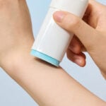 ⁦سكين 1004 - هايلو سيكا واقي شمس ستيك سيلكي فيت SPF50+ بخلاصة السنتيلا 20 جم⁩ - الصورة ⁦2⁩